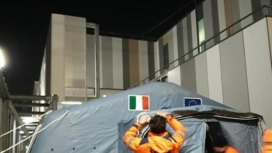 Una tenda all’ingresso del pronto soccorso