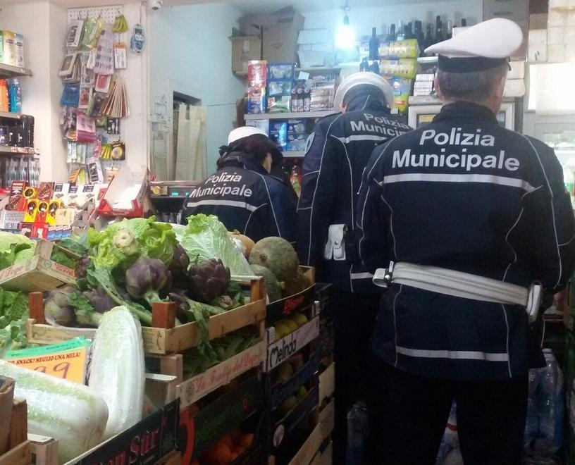 Vigili in borghese nei negozi: due titolari finiscono nei guai 