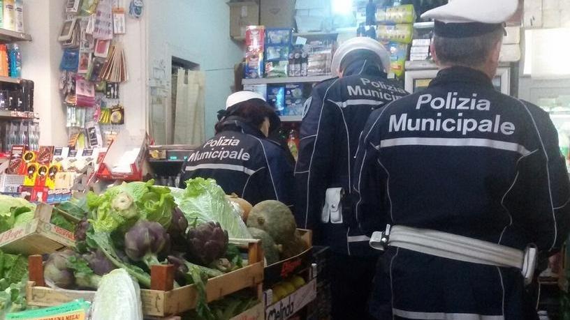 Vigili in borghese nei negozi: due titolari finiscono nei guai