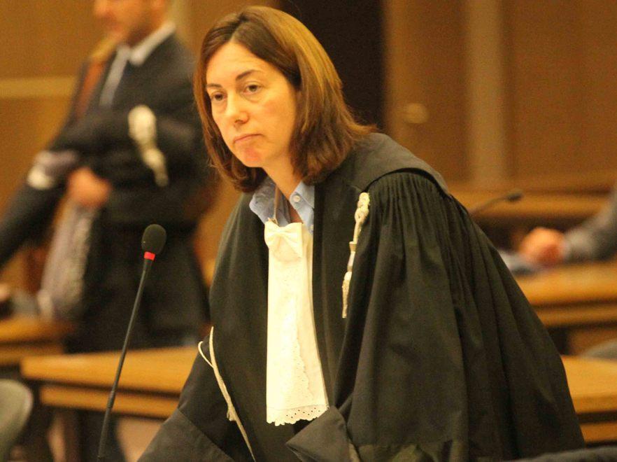 Abusi sessuali, il prof patteggia due anni 