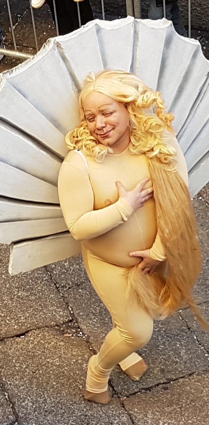 “Cacciato” dalla sfilata l’artista Simone Sanna, è dura protesta