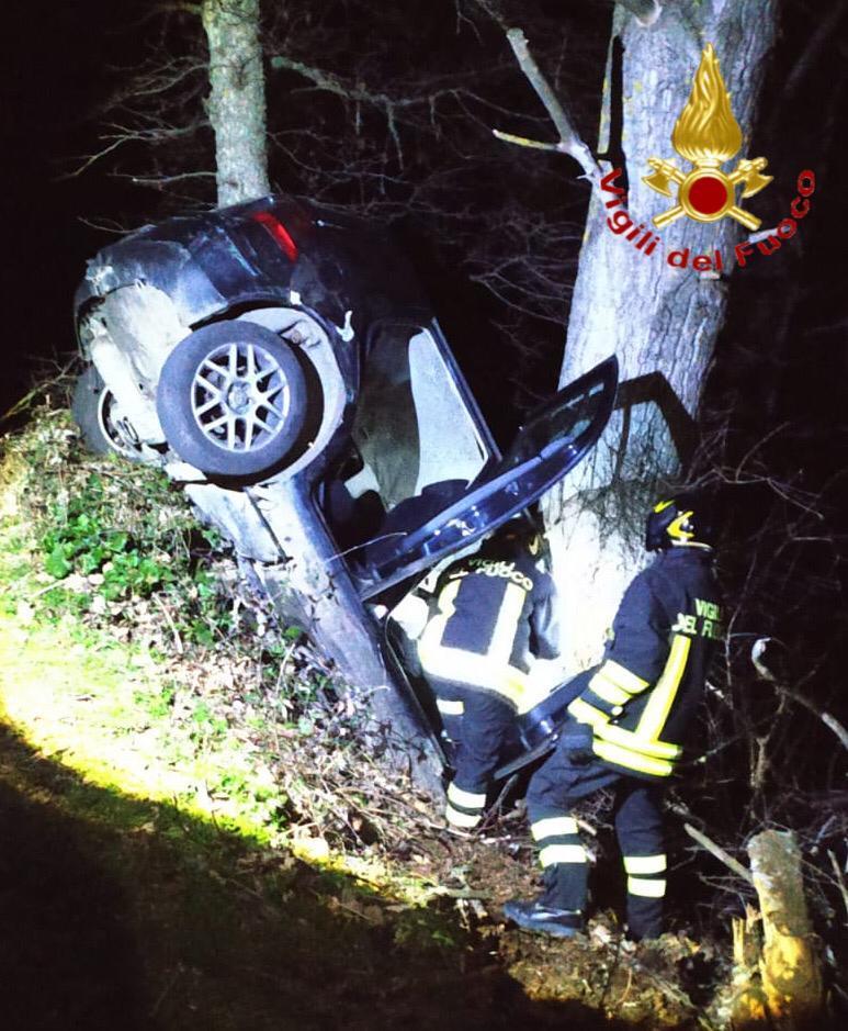Auto fuori strada fra Gavoi e Lodine: tre giovani feriti