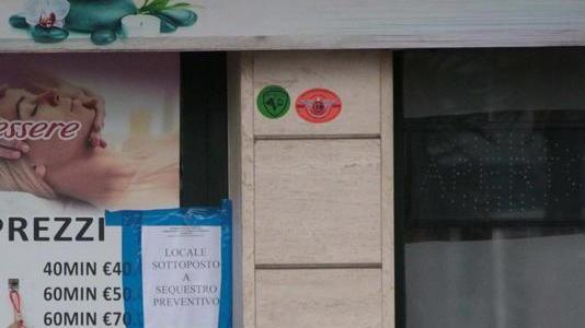 Sigilli al centro benessere sotto inchiesta da mesi: c'è un arresto - Video