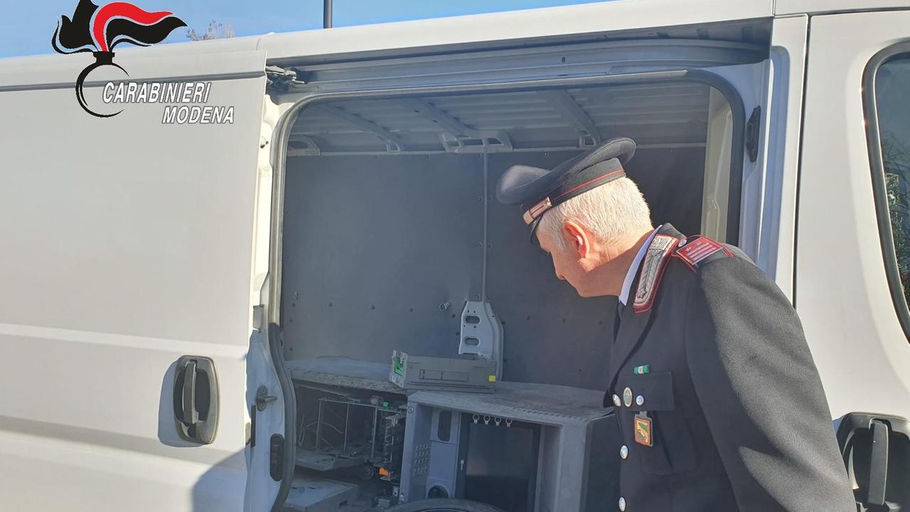 Finale, trovato furgone rubato con dentro uno sportello bancomat