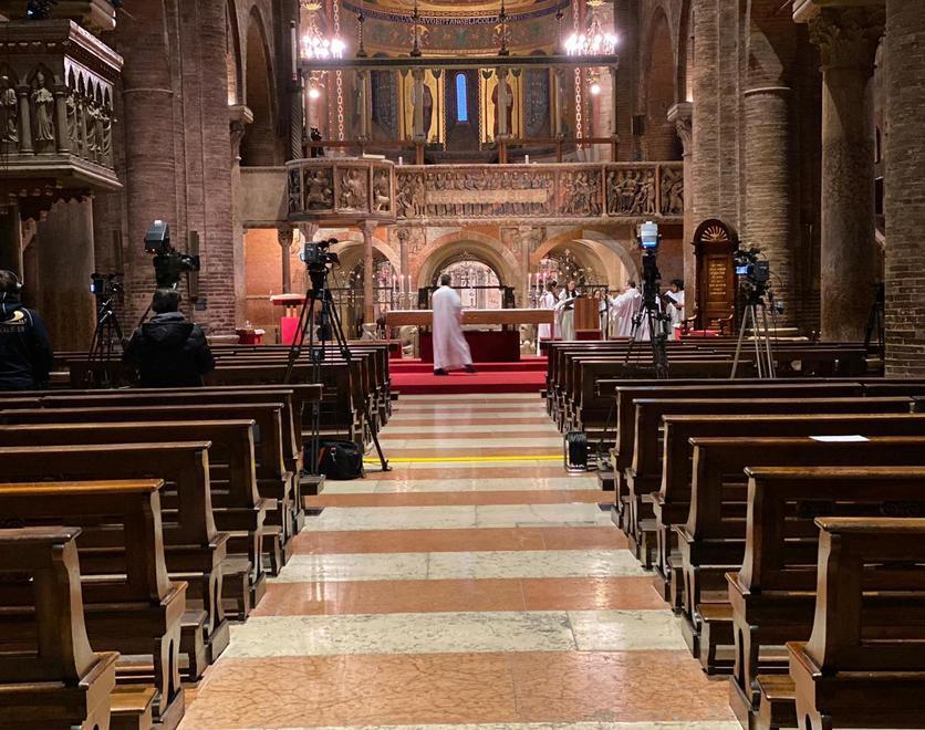 Modena, la messa del vescovo nel Duomo vuoto: «Preghiere per salvare il corpo e l’anima» 