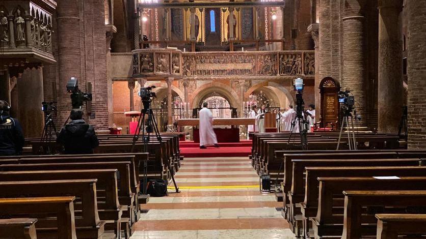 Modena, la messa del vescovo nel Duomo vuoto: «Preghiere per salvare il corpo e l’anima»