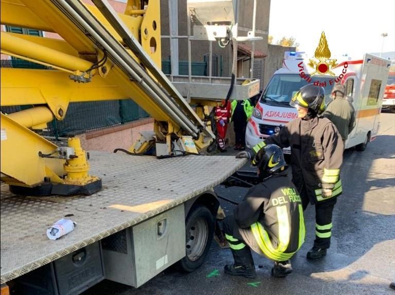 Cade dal cestello mentre sistema un lampione: operaio ferito
