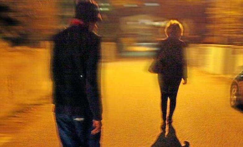 Perseguita l'ex moglie con telefonate e appostamenti sotto casa 