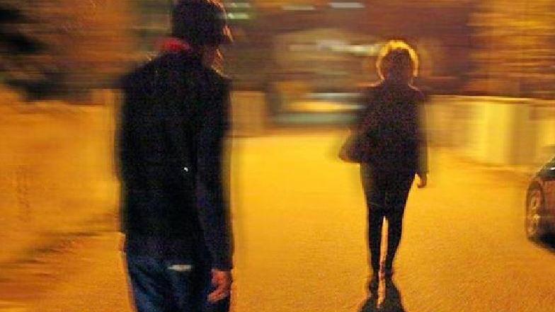 Perseguita l'ex moglie con telefonate e appostamenti sotto casa