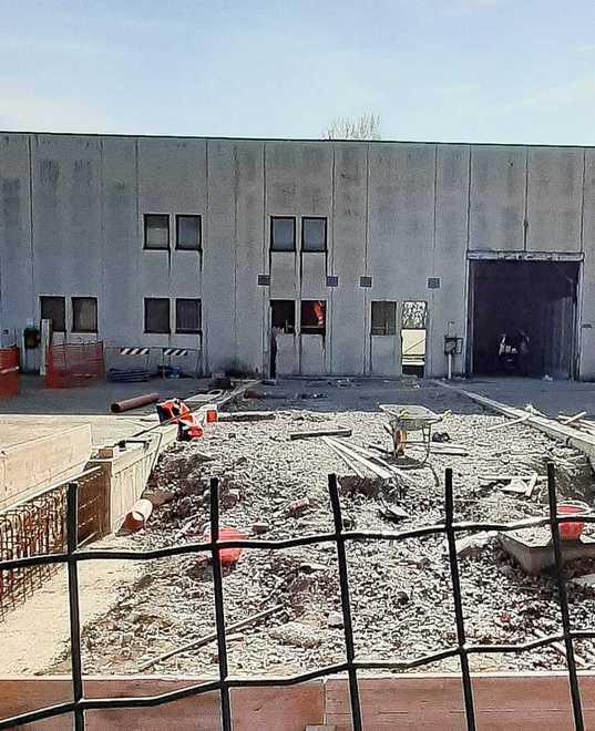 I lavori per il tratto di pista esterno alla palestra di via della Chiusa che verrà coperto da un tunnel di plastica per essere utilizzato anche d'inverno