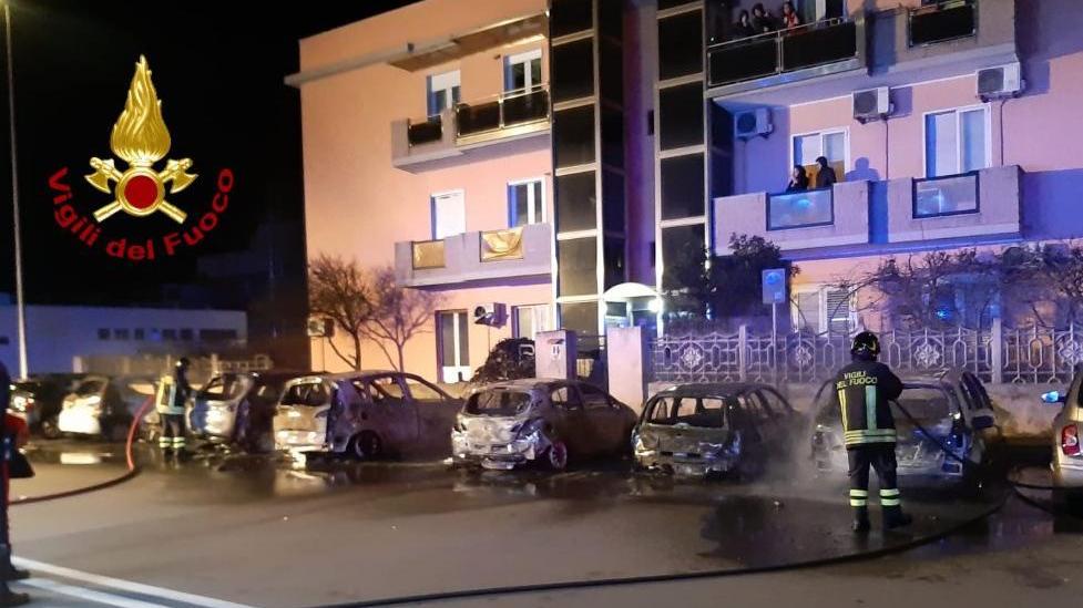 Rogo di otto auto a Cagliari: incendio doloso