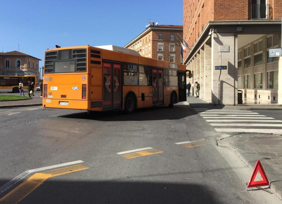 Si rompono i freni al bus che rischia di schiantarsi - Foto