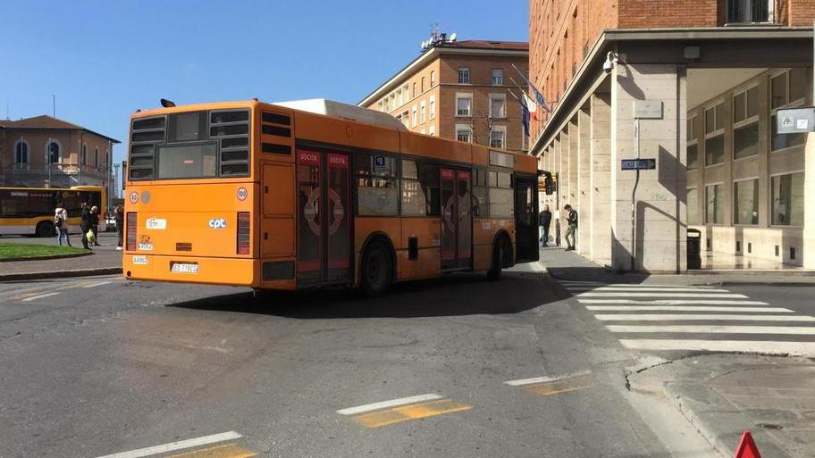 Si rompono i freni al bus che rischia di schiantarsi - Foto