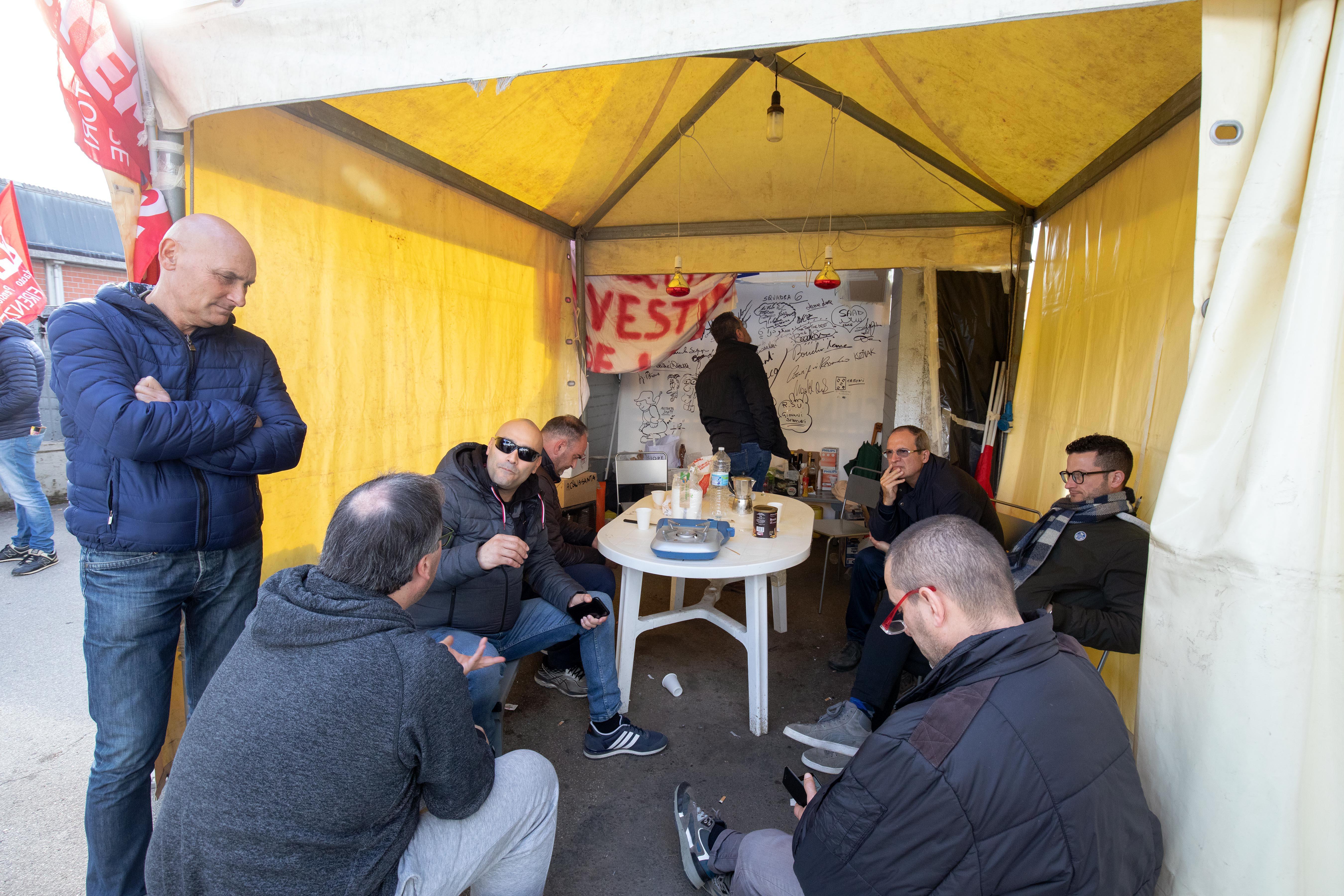 Presidio dei lavoratori della Vibac davanti allo stabilimento di Mercatale di Vinci (foto Carlo Sestini)