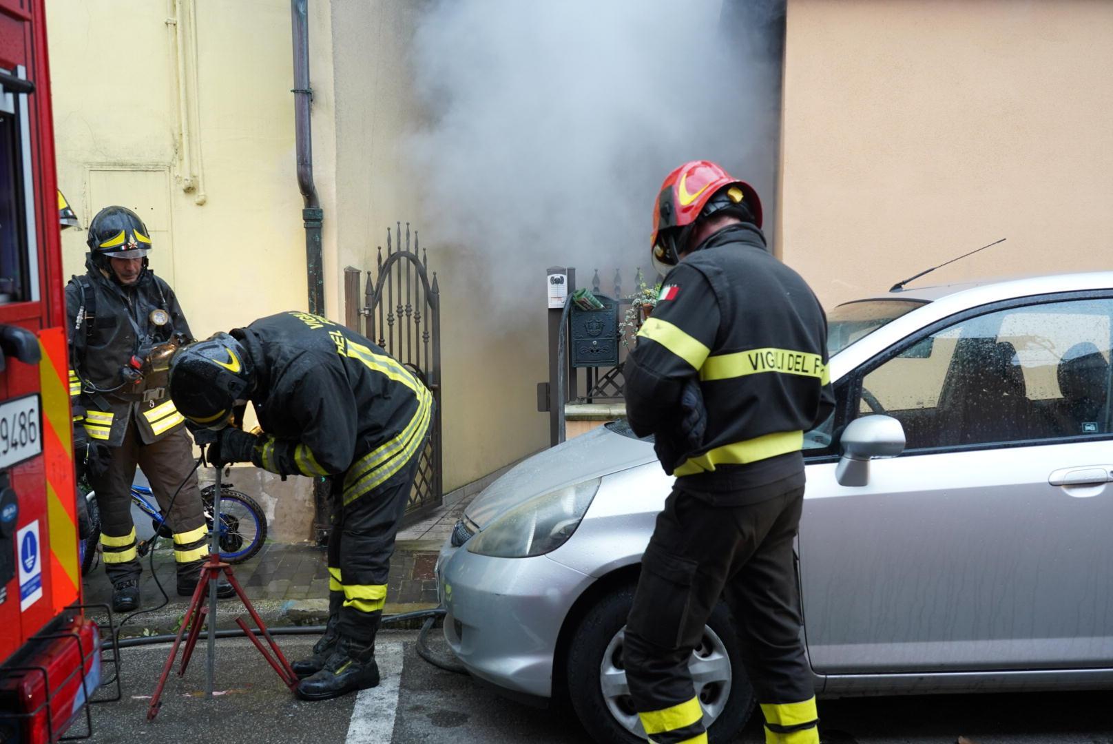Vigili del fuoco al lavoro per spegnere l'incendio a Calcinaia