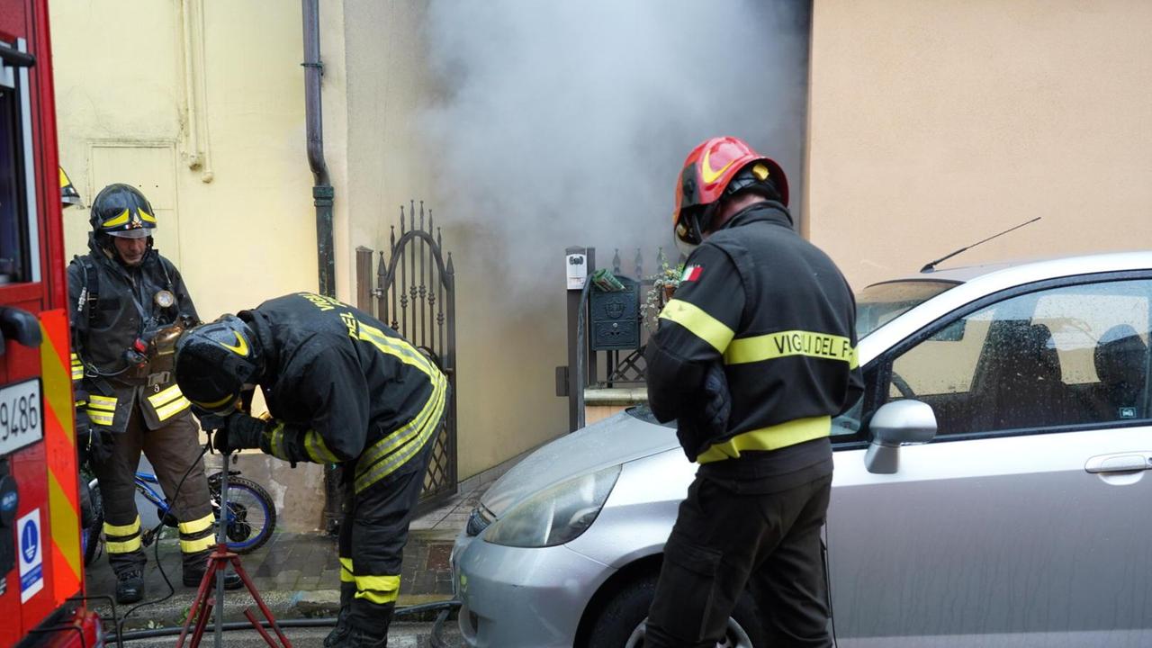 Vigili del fuoco al lavoro per spegnere l'incendio a Calcinaia