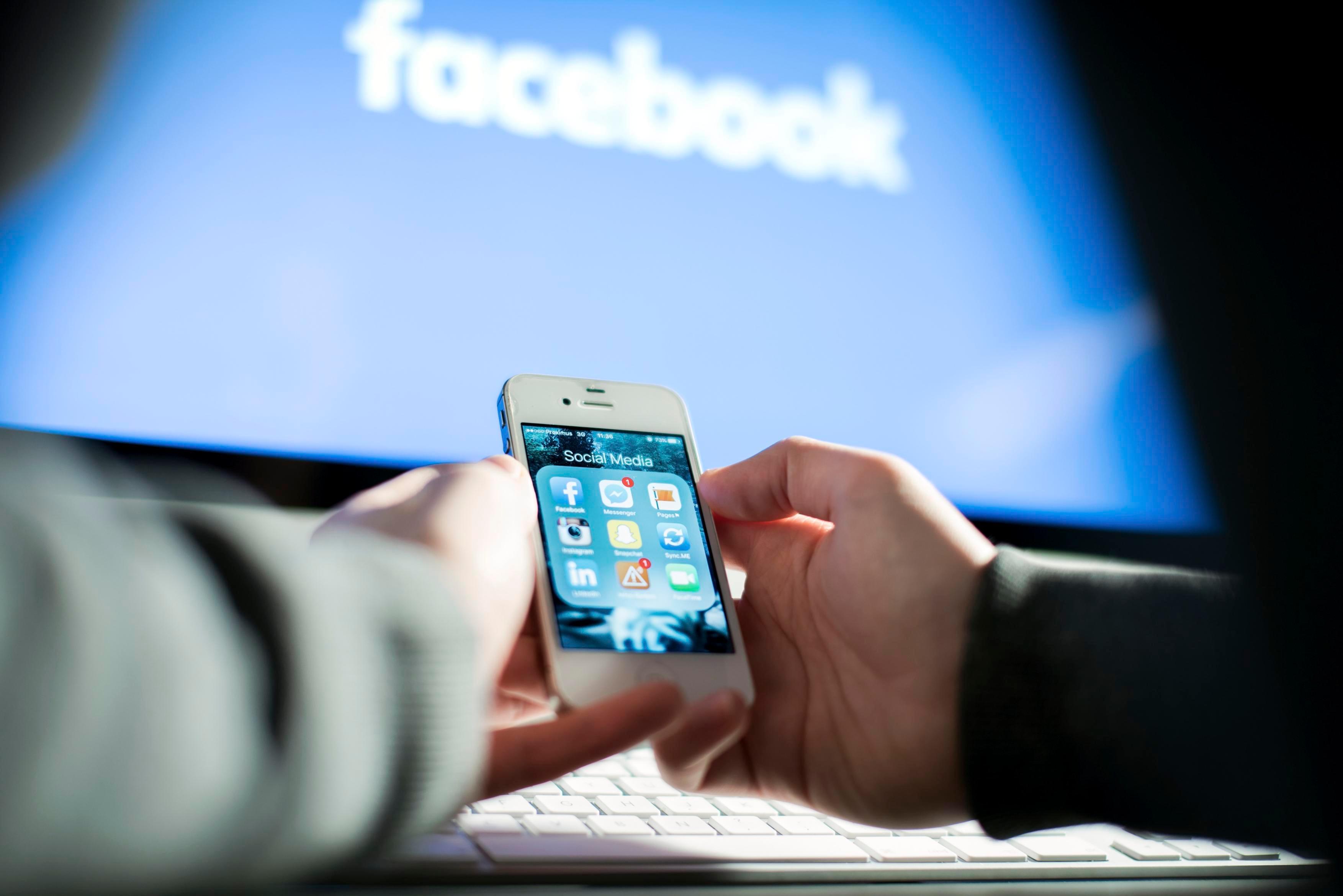 Obbliga la figlia a foto nude, poi si finge lei su Facebook: condannata