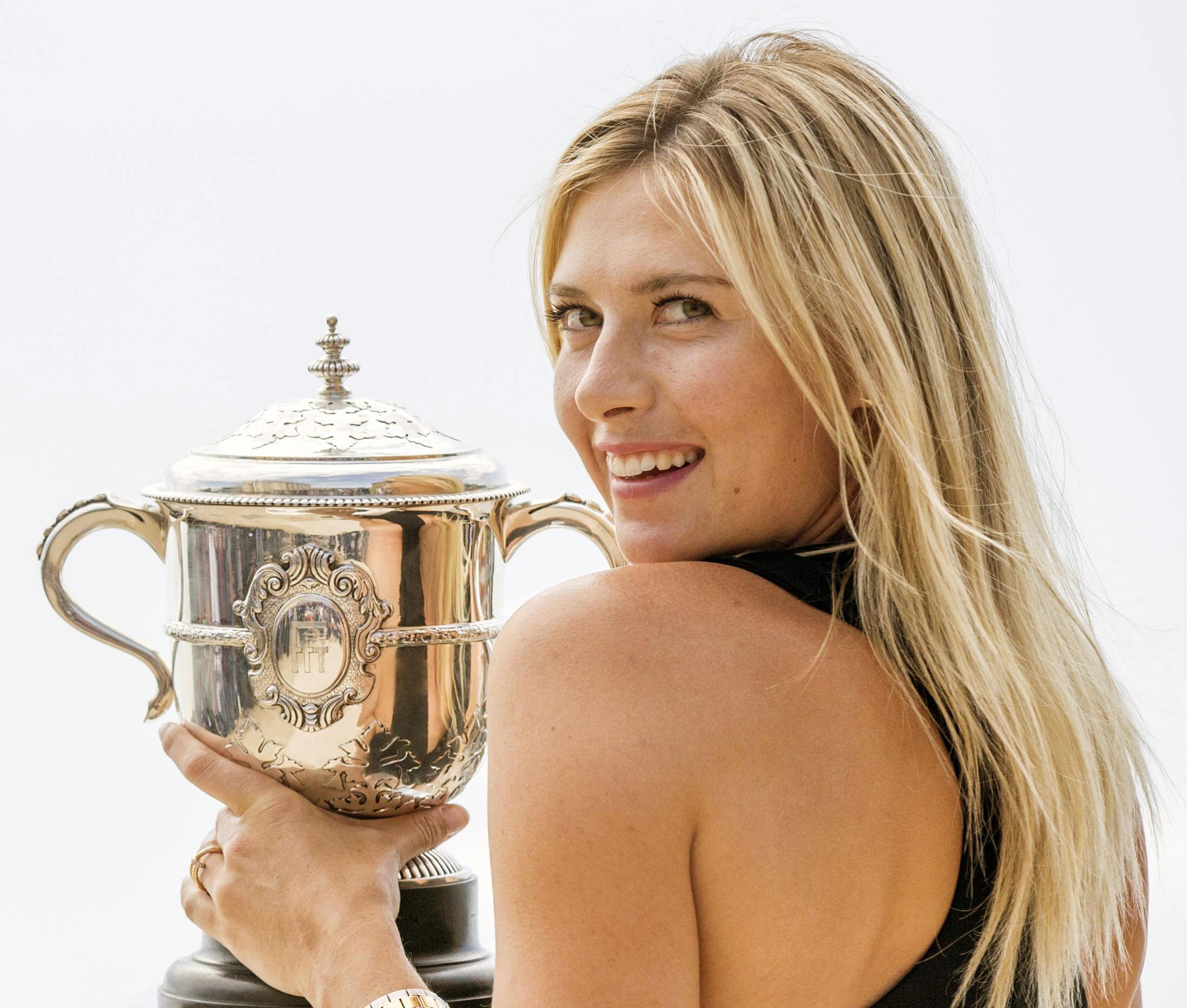 Sharapova, il glamour in una racchetta: il tennis dice addio alla regina di ghiaccio 