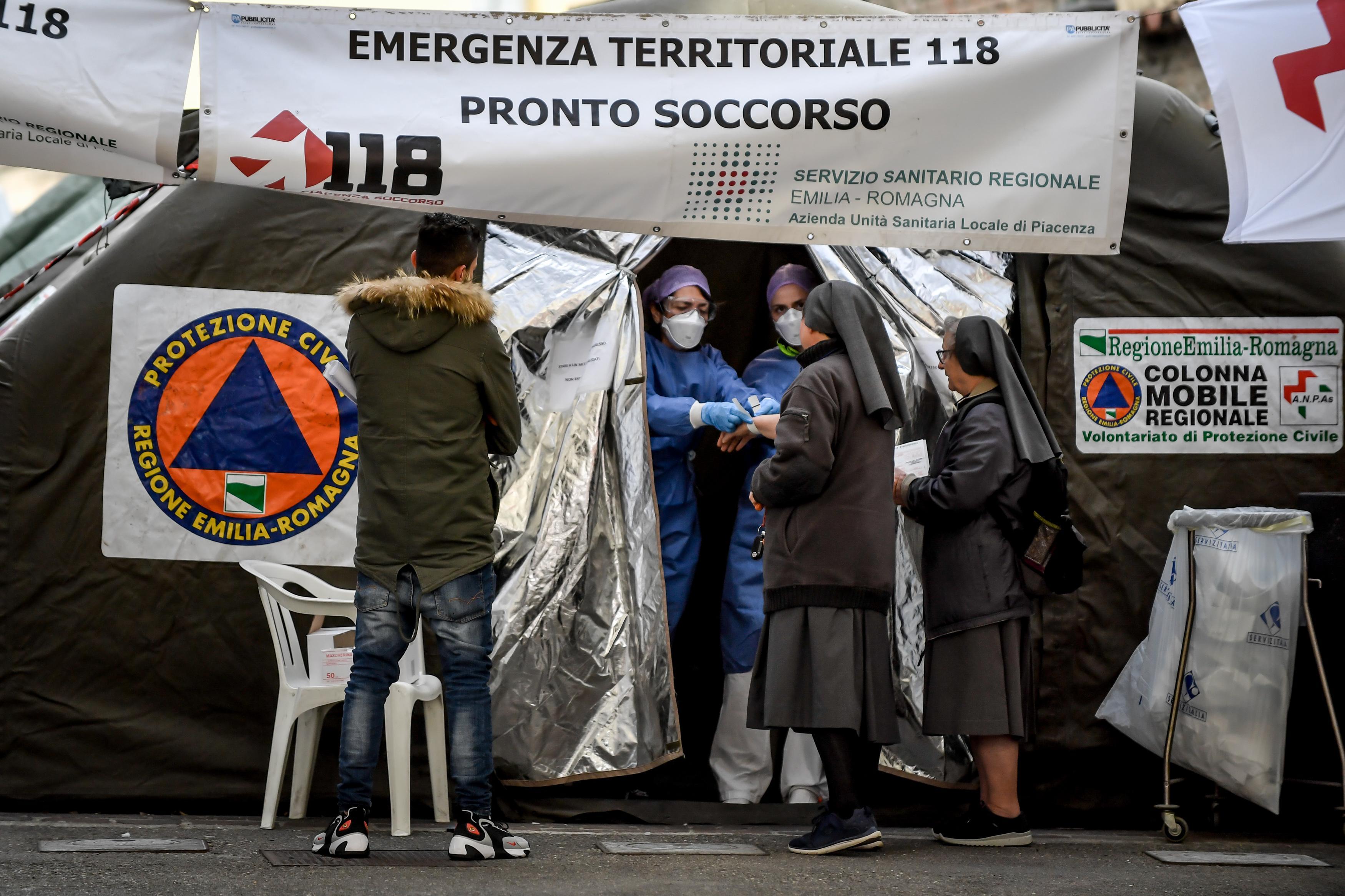 La tensostruttura davanti al Pronto Soccorso dell'Ospedale di Piacenza