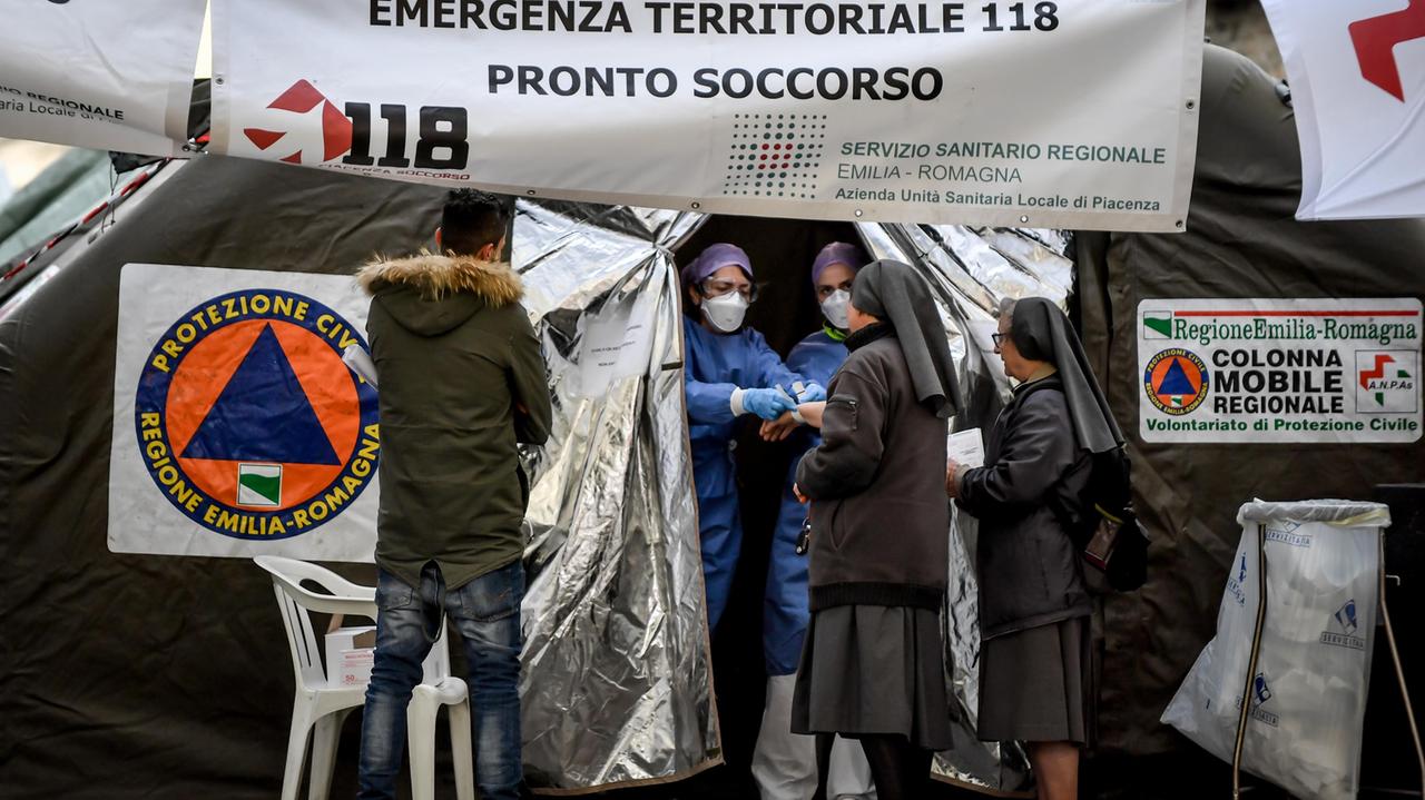 La tensostruttura davanti al Pronto Soccorso dell'Ospedale di Piacenza