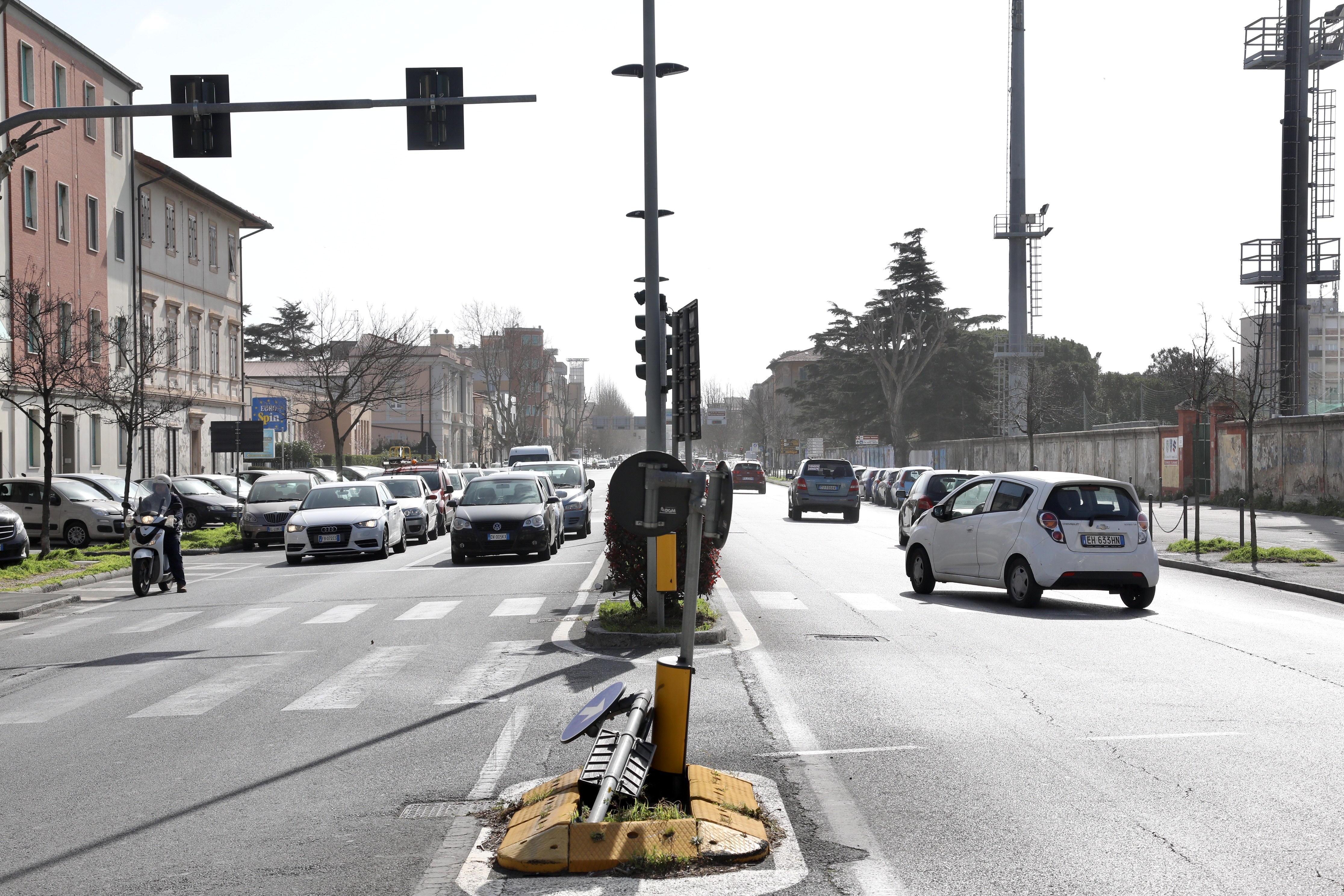 L'incrocio fra viale Ippolito Nievo e via Terracini (foto Dario Marzi)