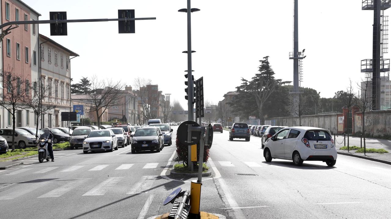 L'incrocio fra viale Ippolito Nievo e via Terracini (foto Dario Marzi)
