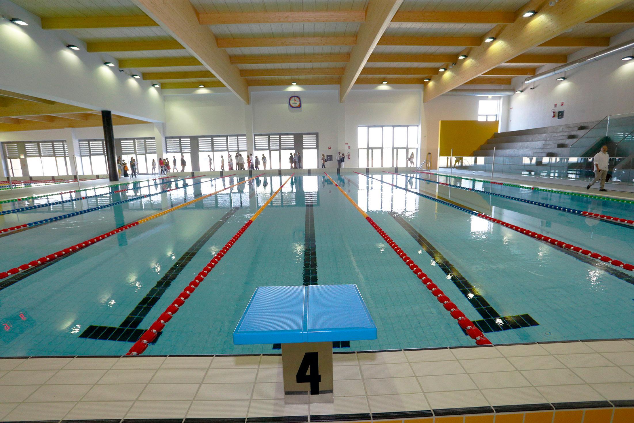 Coronavirus Carpi, l'Ausl cerca possibili contatti tra piscina comunale e discoteca Duende 