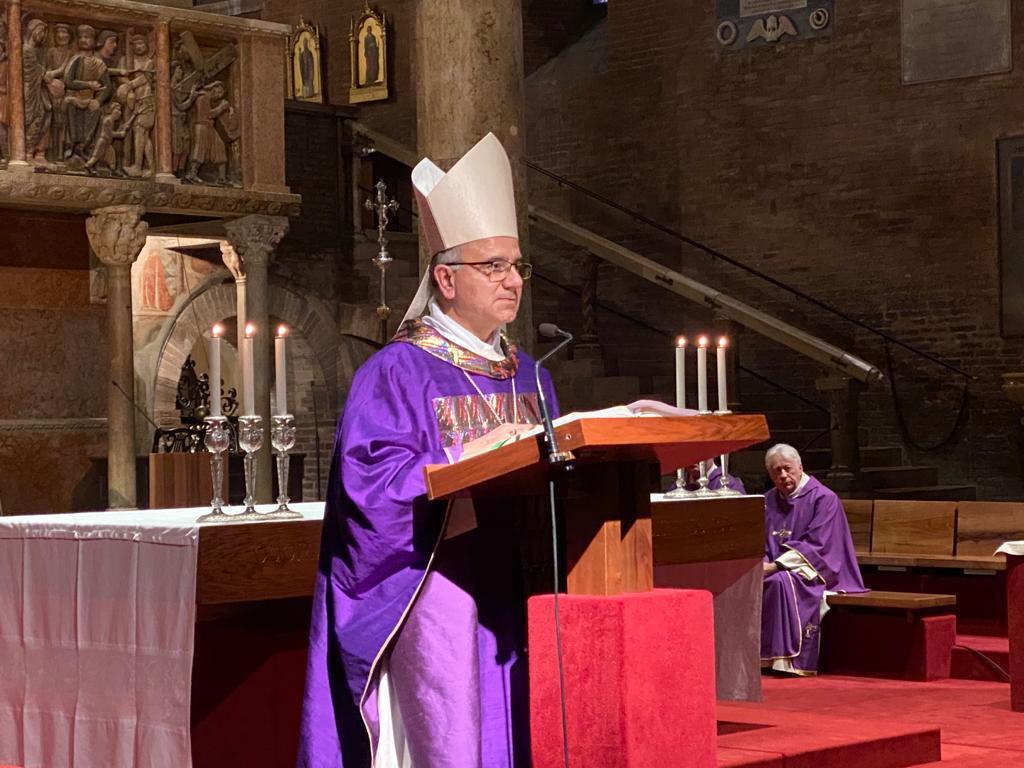 Diocesi di Modena, via libera alle messe ma senza acquasantiera e scambio della pace