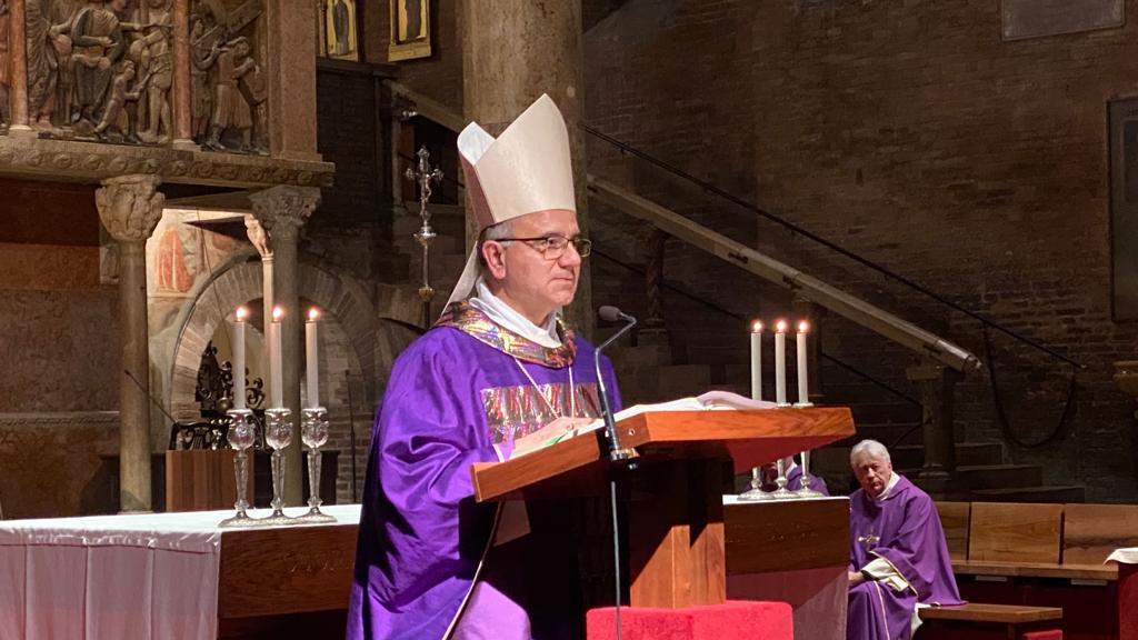Diocesi di Modena, via libera alle messe ma senza acquasantiera e scambio della pace