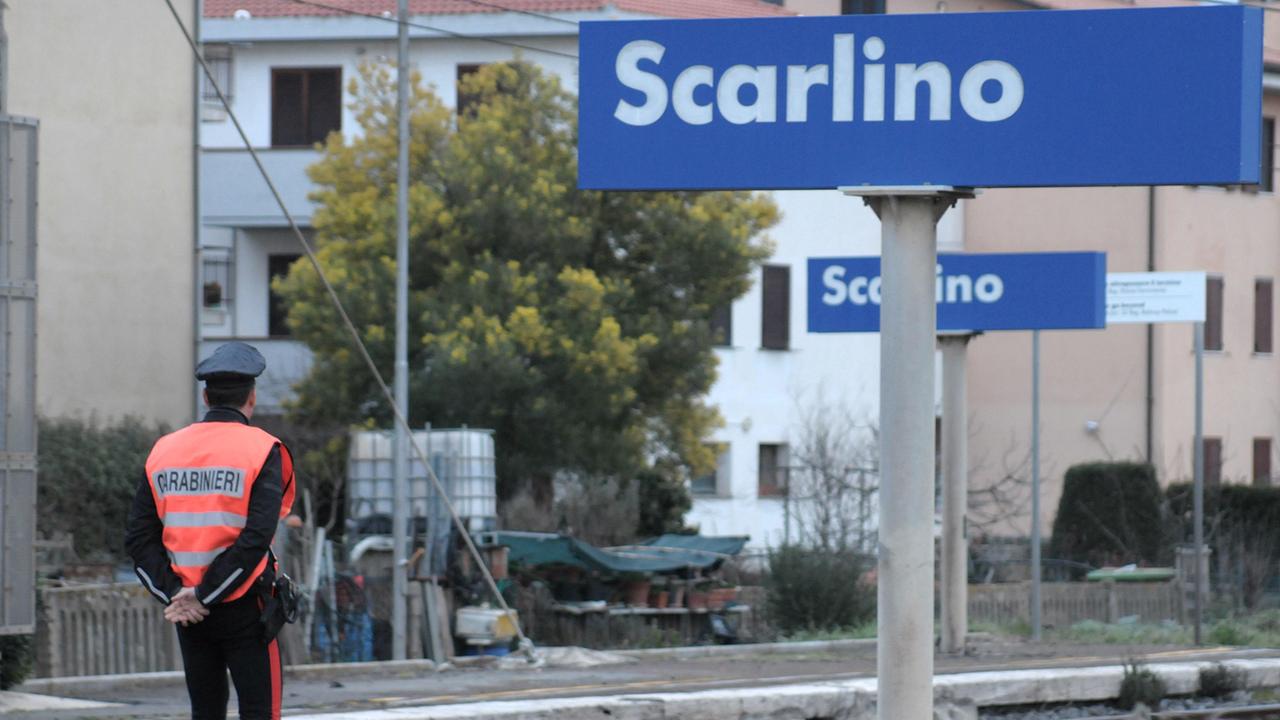 Travolto dal treno in corsa