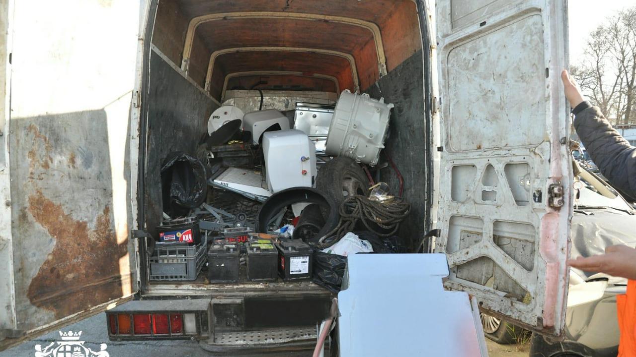Il furgone con i rifiuti speciali (foto Mario Rosas)