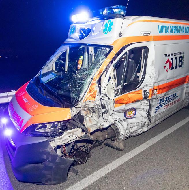 Scontro tra l’ambulanza, un trattore e due auto. Tre feriti all’ospedale 