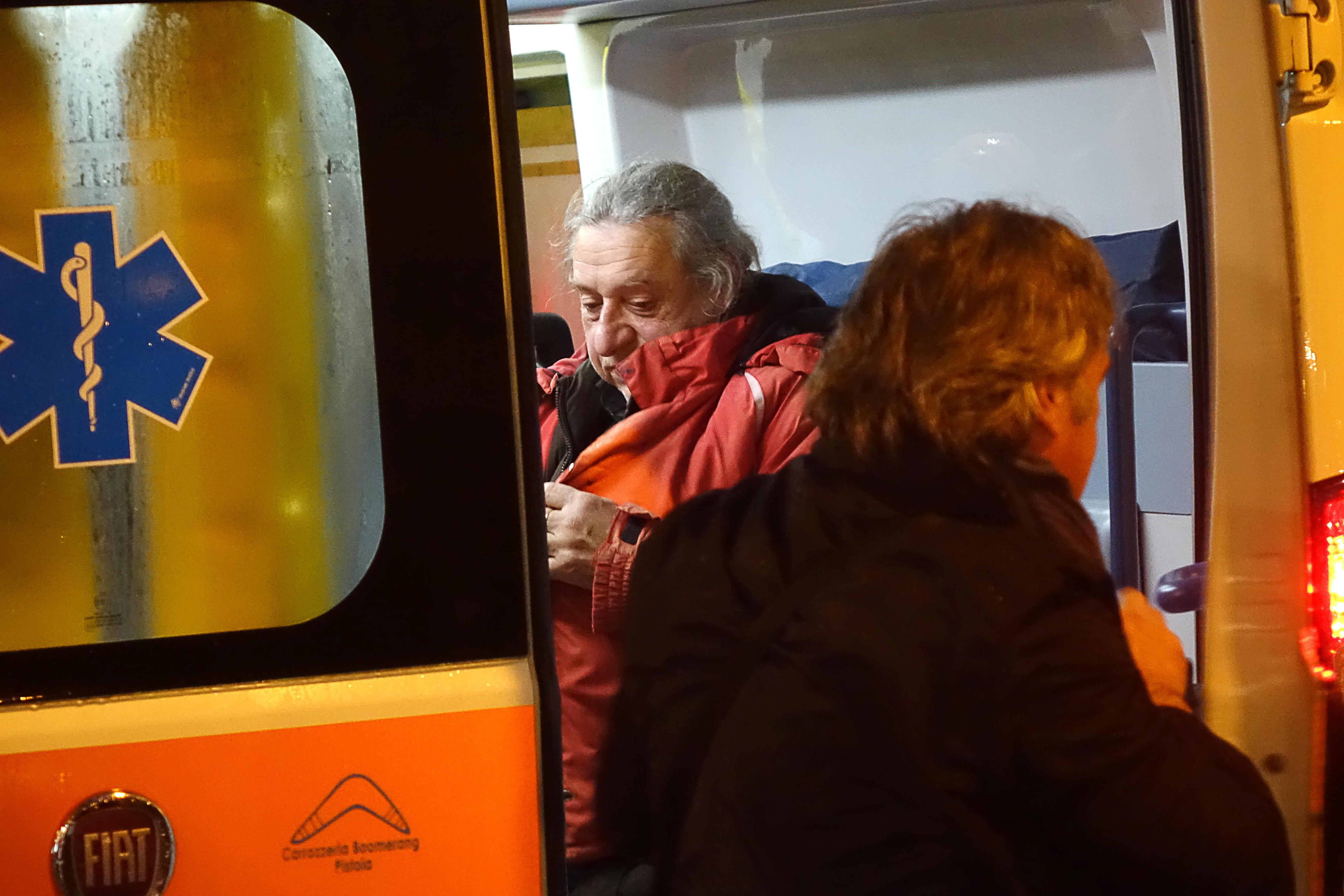 Barli sull'ambulanza, dopo essere sceso dalla torre dove è rimasto per oltre dodici ore