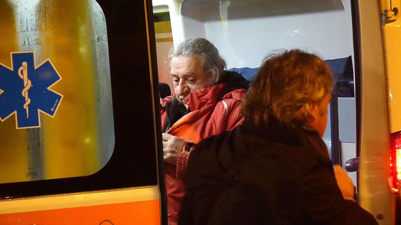 Barli sull'ambulanza, dopo essere sceso dalla torre dove è rimasto per oltre dodici ore