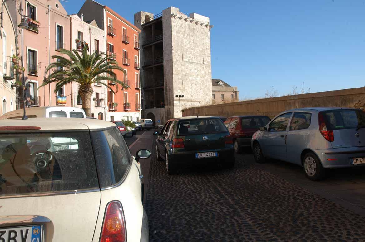 Record di auto a Cagliari: una app per la mobilità alternativa