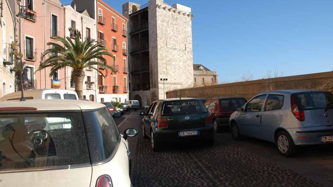 Record di auto a Cagliari: una app per la mobilità alternativa