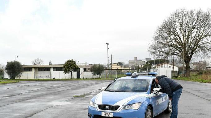 Ordigno misterioso esplode di notte in un parcheggio