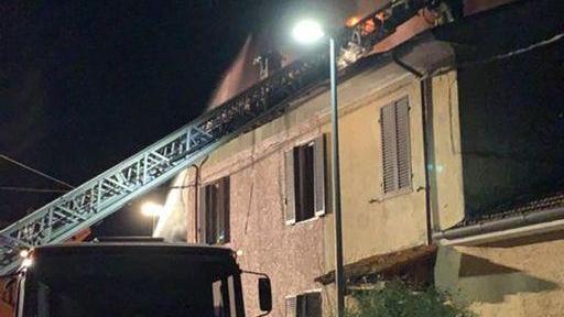 Le fiamme devastano un appartamento a Capezzano Pianore