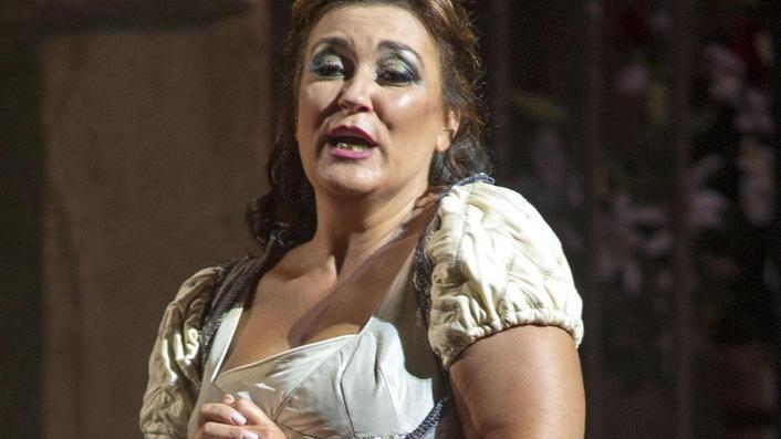 Il soprano: «Date cancellate e dobbiamo pagare le spese»