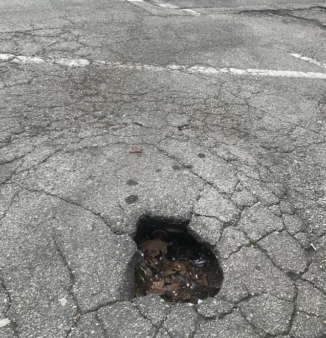 La buca al parcheggio ex Pesa è ancora lì