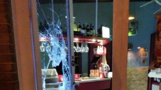 Spacca la porta del bar con un mattone e porta via il fondo cassa