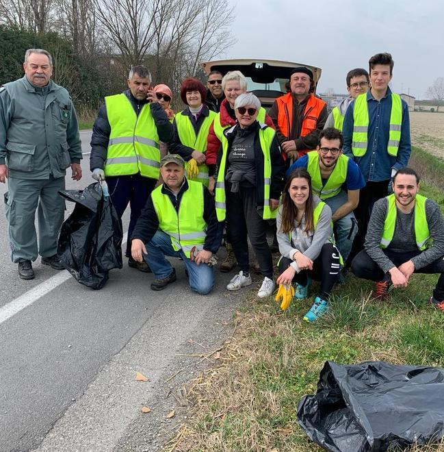 Volontari puliscono la tangenziale