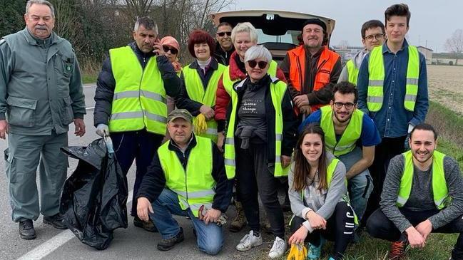 Volontari puliscono la tangenziale