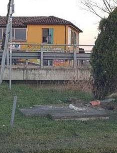 Va in frantumi la stele che ricorda la guerra Colpa di un’auto finita fuori strada per la nebbia 