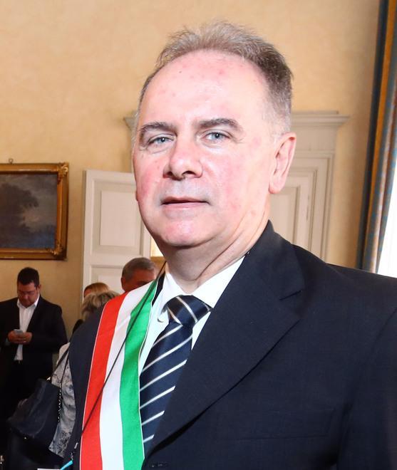 La truffa viaggia online Il sindaco: «State attenti»