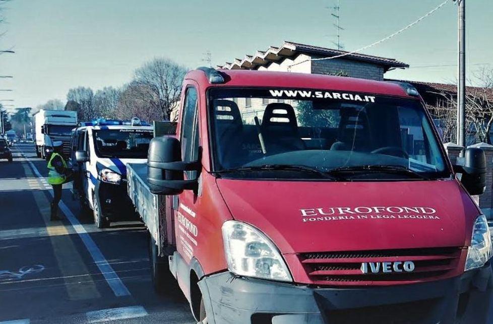 Scontro all’incrocio, un ferito