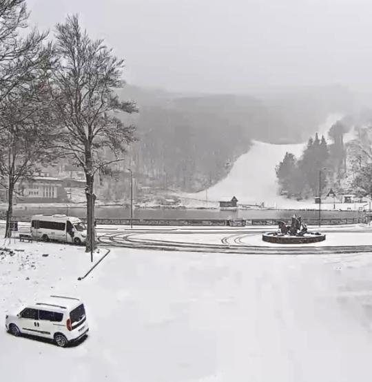 Una breve nevicata e grandine in montagna