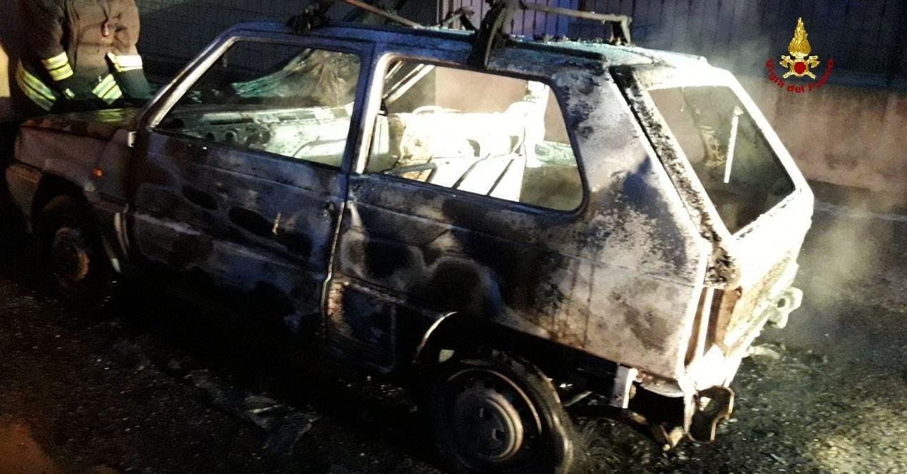 Atto intimidatorio, auto in fiamme