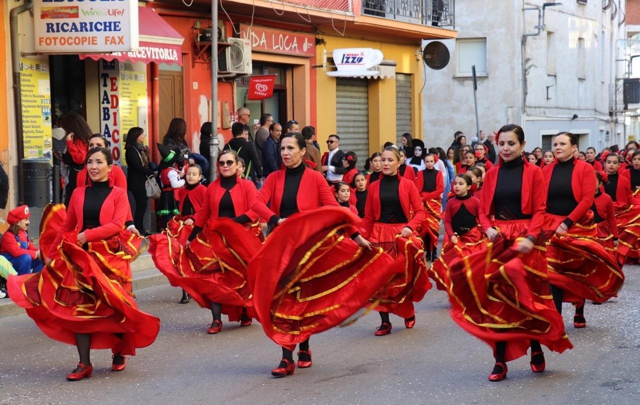 Carri e gruppi in piazza per salutare il Carnevale 