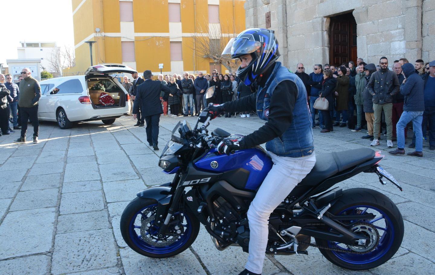 Olbia, l’ultimo saluto ad Andrea con il rombo delle moto 